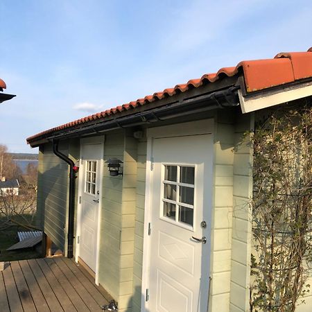 Two Small Guest Houses By Lake Rent Out As One Hjo Bagian luar foto