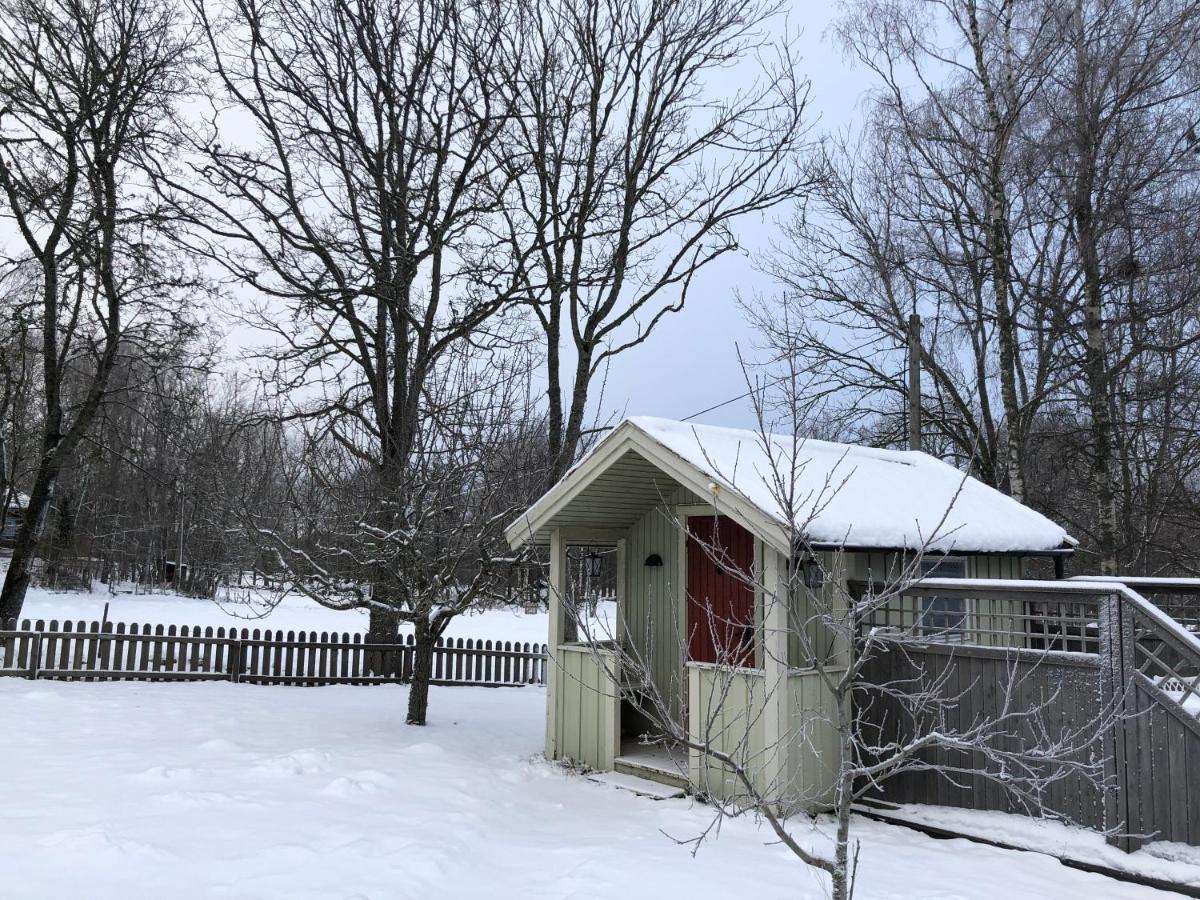 Two Small Guest Houses By Lake Rent Out As One Hjo Bagian luar foto
